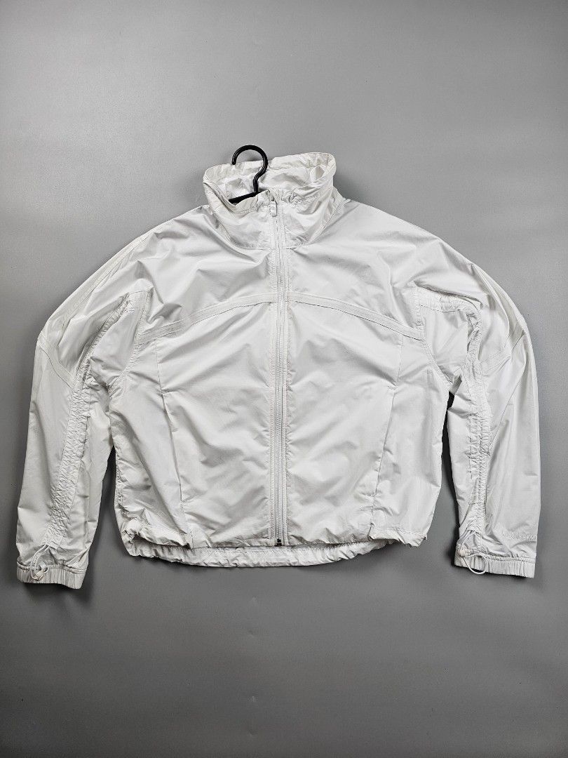 Light croped track jacket 8 (Category: Activewear) located in Cavite. Submitted by missyfhey (Listing ID 1468173368, Image 1). Description: Size 8 on dot and tag dimes: 21x22 No issue Like New excellent Condition color: 9.8/10.