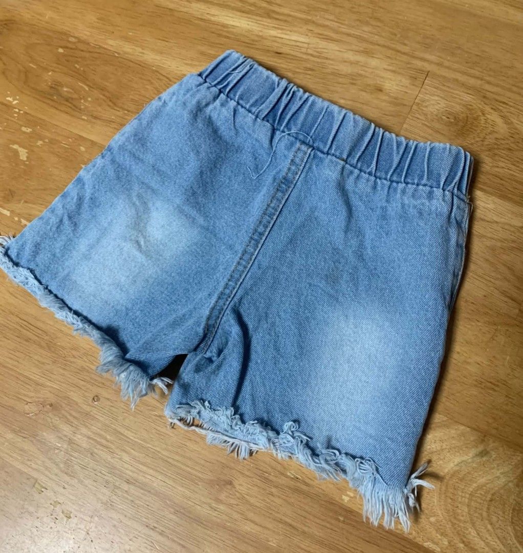 Light wash denim shorts elastic waist (Category: Babies & Kids Fashion) located in Cainta. Submitted by akosijoan (Listing ID 1468183376, Image 3). Description: - Style: Light wash denim shorts - Waistband: Elastic waist that stretches easily for all-day comfort .