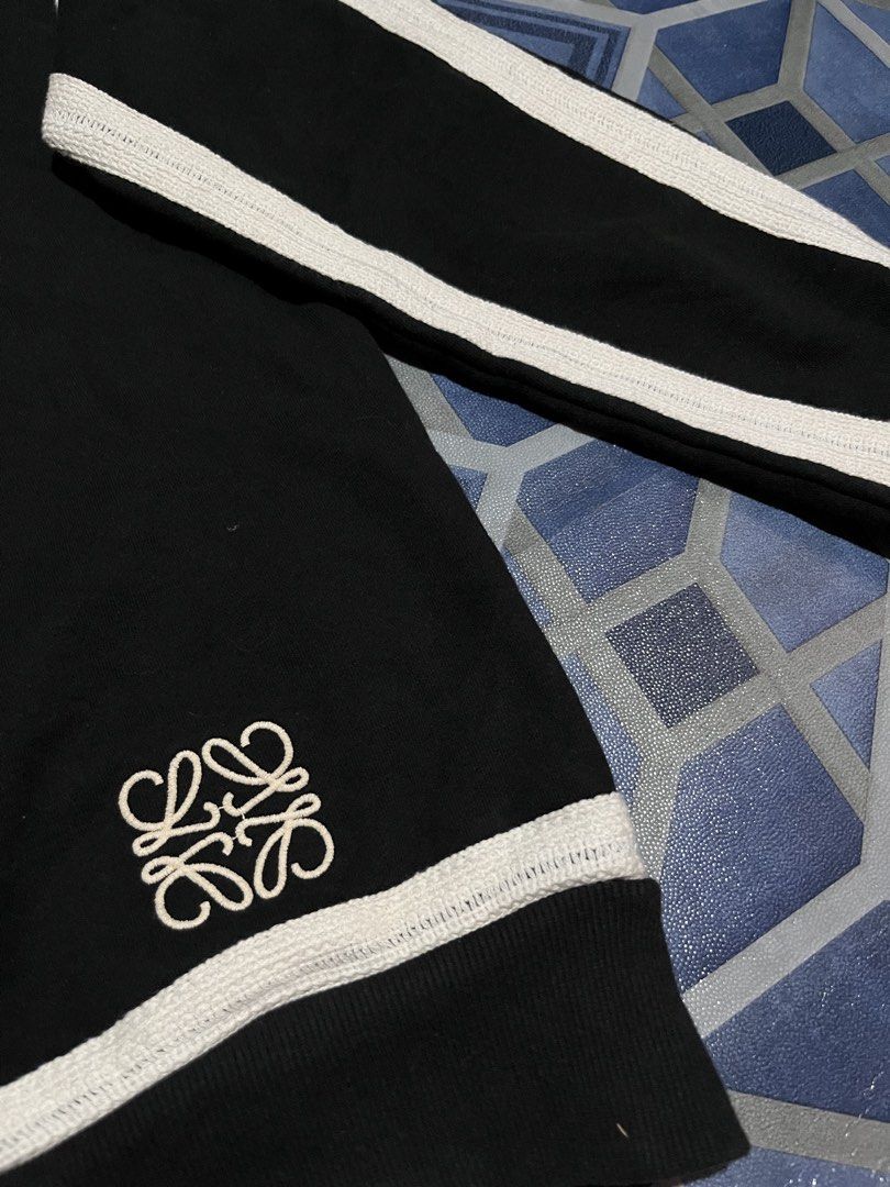Loewe crewneck (Category: Formal Shirts) located in Hinatuan. Submitted by jam_jam07 (Listing ID 1468177267, Image 2). Description: Need wash 9/10 color rate.