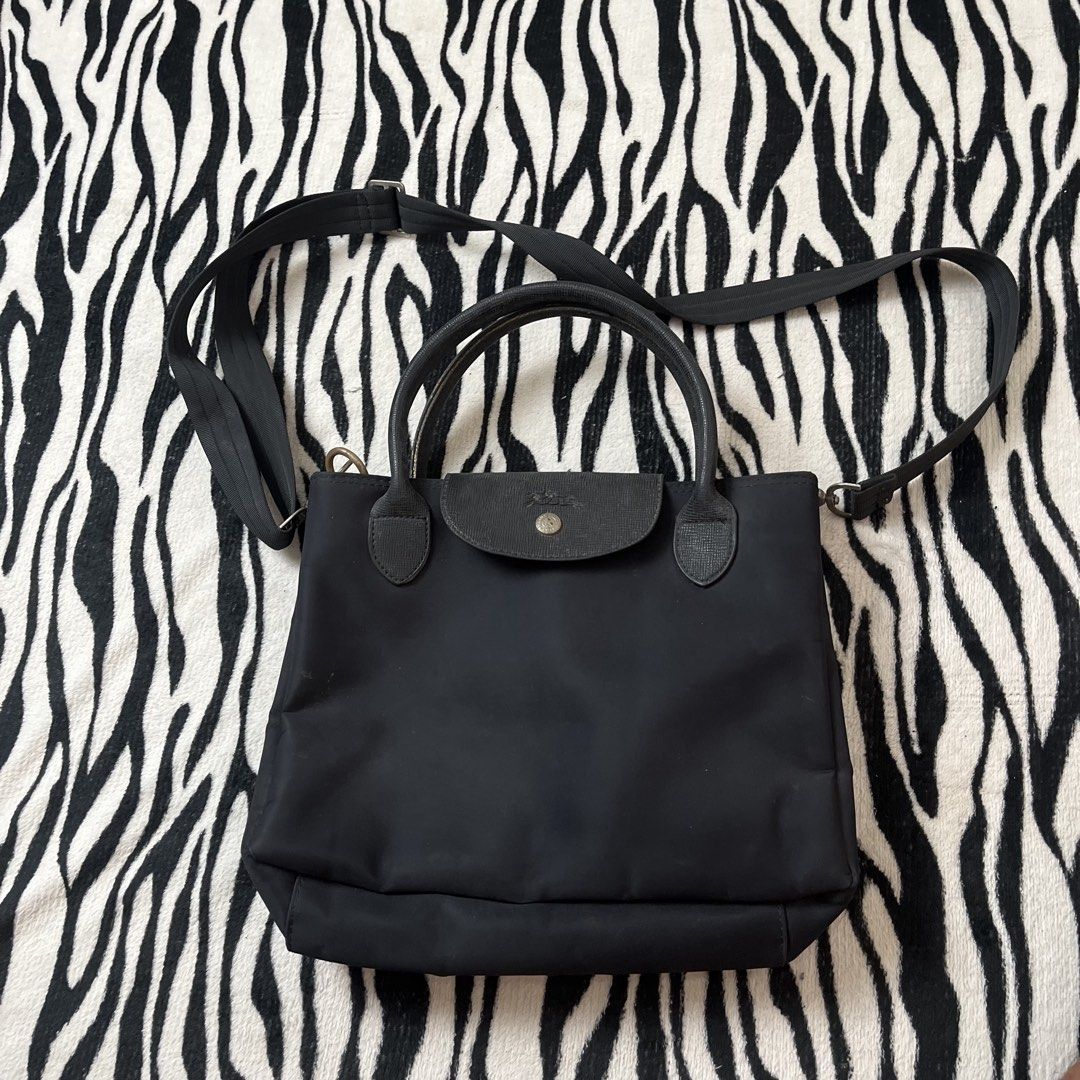 Long champ 2ways bag (Category: Shoulder Bags) located in Manila. Submitted by royaldripmanila (Listing ID 1468238636, Image 1). Description: Sign of usage W15 L11.5.