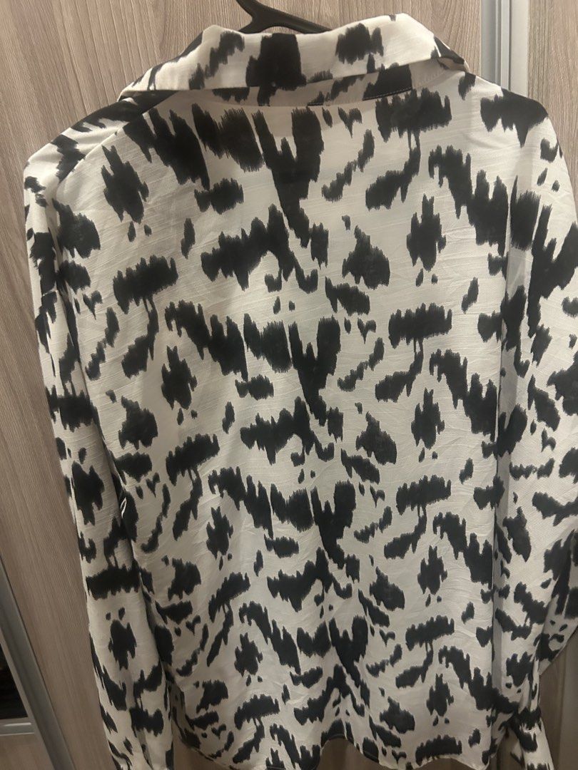 longsleeve womens (Category: Longsleeves) located in Binan City. Submitted by carol2829 (Listing ID 1468227724, Image 3). Description: longsleeves for womens fits large to xl need inner.