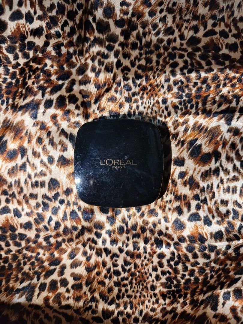 L'Oreal Paris Blush (Category: Makeup) located in Manila. Submitted by stylemenow_ (Listing ID 1468158137, Image 1). Description: ‎• L'Oreal Le Mono Color Powder Blush ‎• Flaws: scratches on case + small dent on powder but product is still intact, pigmented and smells good. 90% full, embossed design still visible. ‎• Rare shade, online resellers sell this for 1k+ now. ‎• RFS: declutter.