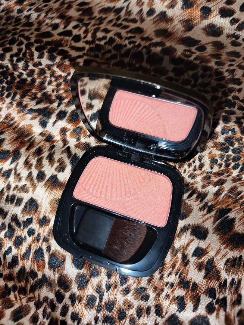 L'Oreal Paris Blush (Category: Makeup) located in Manila. Submitted by stylemenow_ (Listing ID 1468158137, Image 2). Description: ‎• L'Oreal Le Mono Color Powder Blush ‎• Flaws: scratches on case + small dent on powder but product is still intact, pigmented and smells good. 90% full, embossed design still visible. ‎• Rare shade, online resellers sell this for 1k+ now. ‎• RFS: declutter.