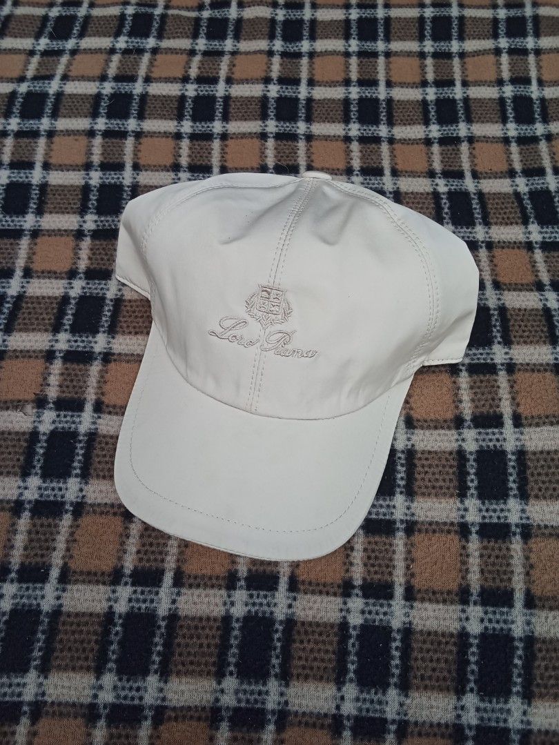 Loro Piana Elastic Garter White 🧢 (Category: Caps & Hats) located in Manila. Submitted by mariant10 (Listing ID 1468079130, Image 1). Description: EXCELLENT CONDITION 💯 COD AROUND METRO MANILA VIA LALAMOVE 🛵 LOCATION TONDO MANILA📍 DM TO PURCHASE 📥.