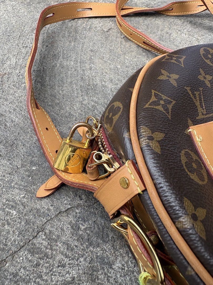 Louis Vuitton (Category: Cross-body Bags) located in Baguio. Submitted by thriftedbaguio (Listing ID 1468087063, Image 2). Description: Excellent Condition Needs cleaning inside .