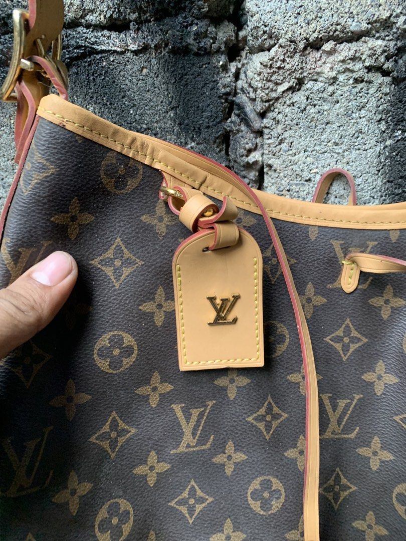 Louis Vuitton (Category: Luxury Bags & Wallets) located in Davao. Submitted by terrencefinds2.0 (Listing ID 1468111776, Image 2). Description: With small rubs Rank A-B See pic .