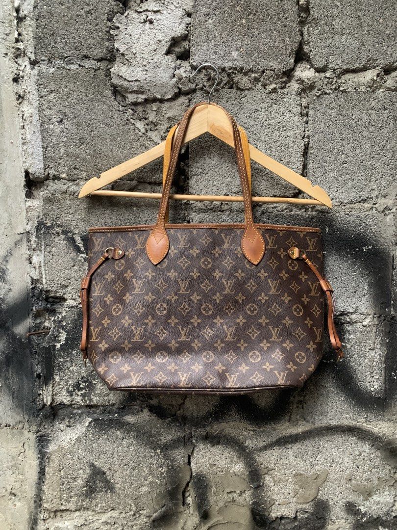 Louis Vuitton (Category: Luxury Bags & Wallets) located in Davao. Submitted by terrencefinds2.0 (Listing ID 1468123449, Image 1). Description: Issue nasa pic Still in presentable condition rank B.
