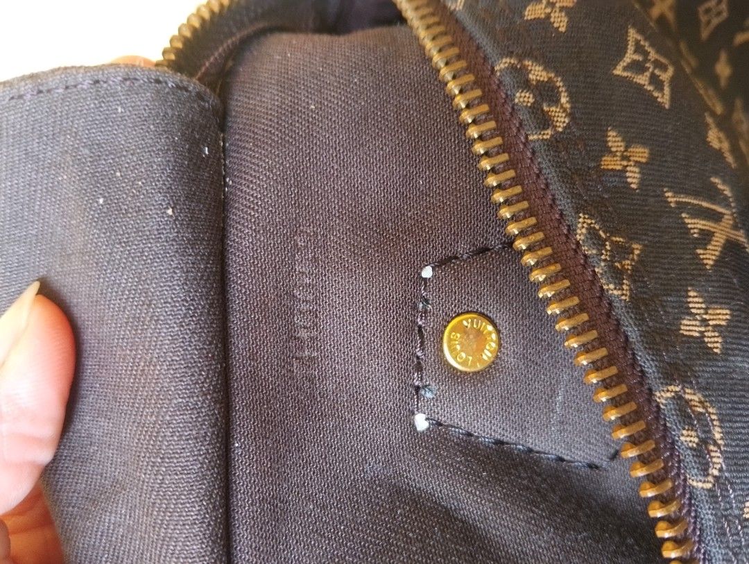 Louis vuitton (Category: Luxury Bags & Wallets) located in Roxas City. Submitted by leeeryue (Listing ID 1468147997, Image 2). Description: no issue no rubs on canvas.