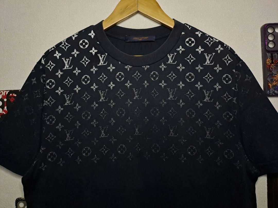 Louis Vuitton Gradient Fading Monogram (Category: Tshirts & Polo Shirts ) located in Quezon City. Submitted by yaseen73 (Listing ID 1468225535, Image 2). Description: Louis Vuitton Gradient Cotton T - Shirt Fading Monogram Pattern Accross the Upper Chest and Shoulders Navy Blue Wearing Size : XS on Tag Width & Length (Please Refer to the Photo - Best Fit M/L - Color Rate 9.5/10 - With Minamal Marks of Usage Like Hairlines and Fading Print - Condi