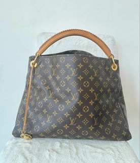 (Category: ) located in . Submitted by closet24 (Listing ID 1466806267, Image 1). Description: .
