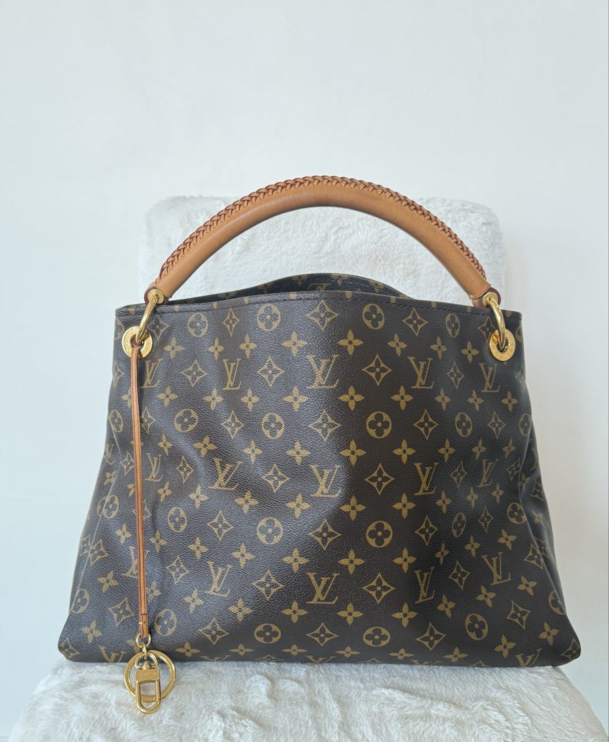 Louis Vuitton Monogram Artsy GM Shoulder bag (Category: Luxury Bags & Wallets) located in Quezon City. Submitted by closet24 (Listing ID 1466806267, Image 2). Description: 8.5/10 Normal Signs of use on strap (no issues/flaws) Signs of use on interior suede Hardware still very gold in color Coated Canvas still excellent condition NO rubs -No scratch on body and corners -smells nice🙂 Inclusion Authentic LV Dust bag Mop bdo/UB/gcash Creditcard paym