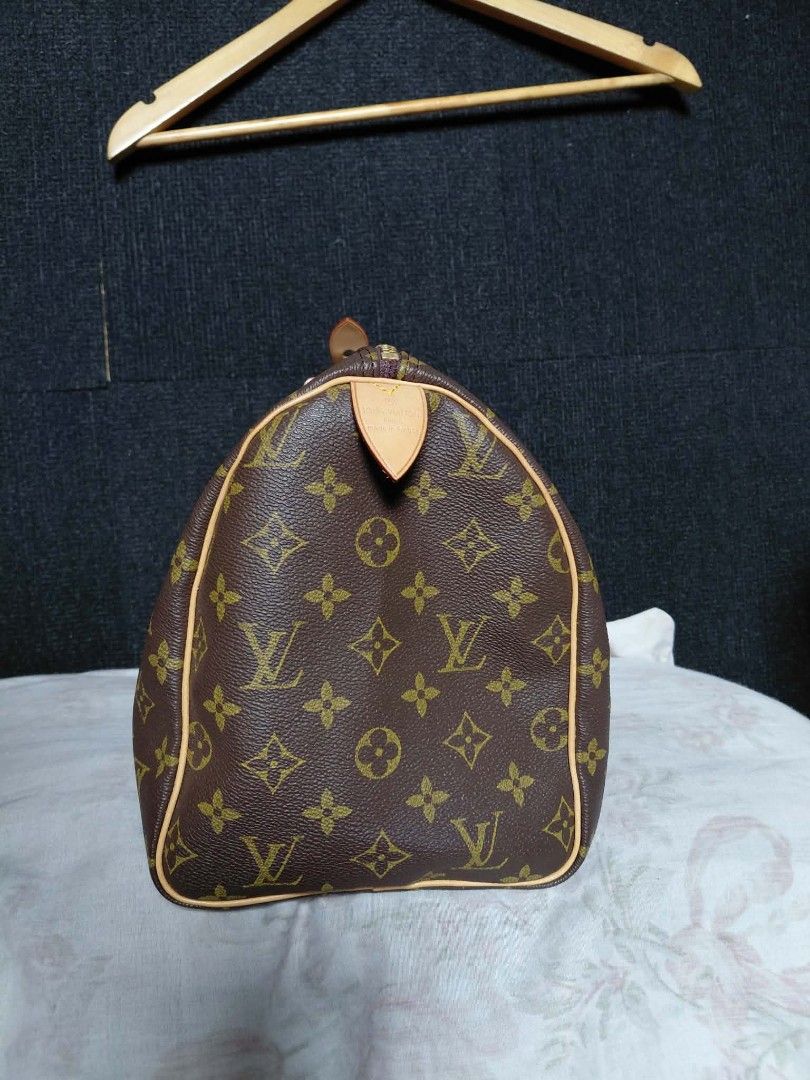 Louis Vuitton Monogram Canvas Speedy Handbag (Category: Luxury Bags & Wallets) located in Baguio. Submitted by angeloshoppebaguio2600 (Listing ID 1468133003, Image 2). Description: - Louis Vuitton with classic Monogram canvas pattern - Vachetta leather handles and trim with signature yellow stitching - Shiny gold-tone hardware stamped with Louis Vuitton - Secure zipper closure with leather pull tab - Clean brown textile lining inside - RUSH SALE 