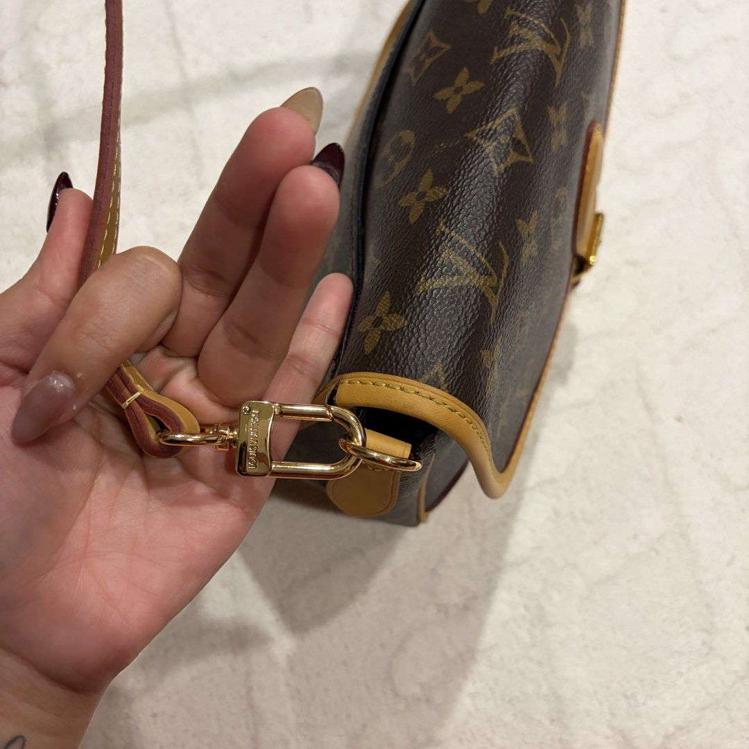 Louis Vuitton Monogram Canvas Diane Bag (Category: Shoulder Bags) located in Angeles City. Submitted by astravintage (Listing ID 1468217011, Image 3). Description: Kili bag nalang siya nawala na long strap, minor flaw sa likod may crack dun sa pag open and close pag nafofold but not noticeable, ganda ng pagka leather niya.