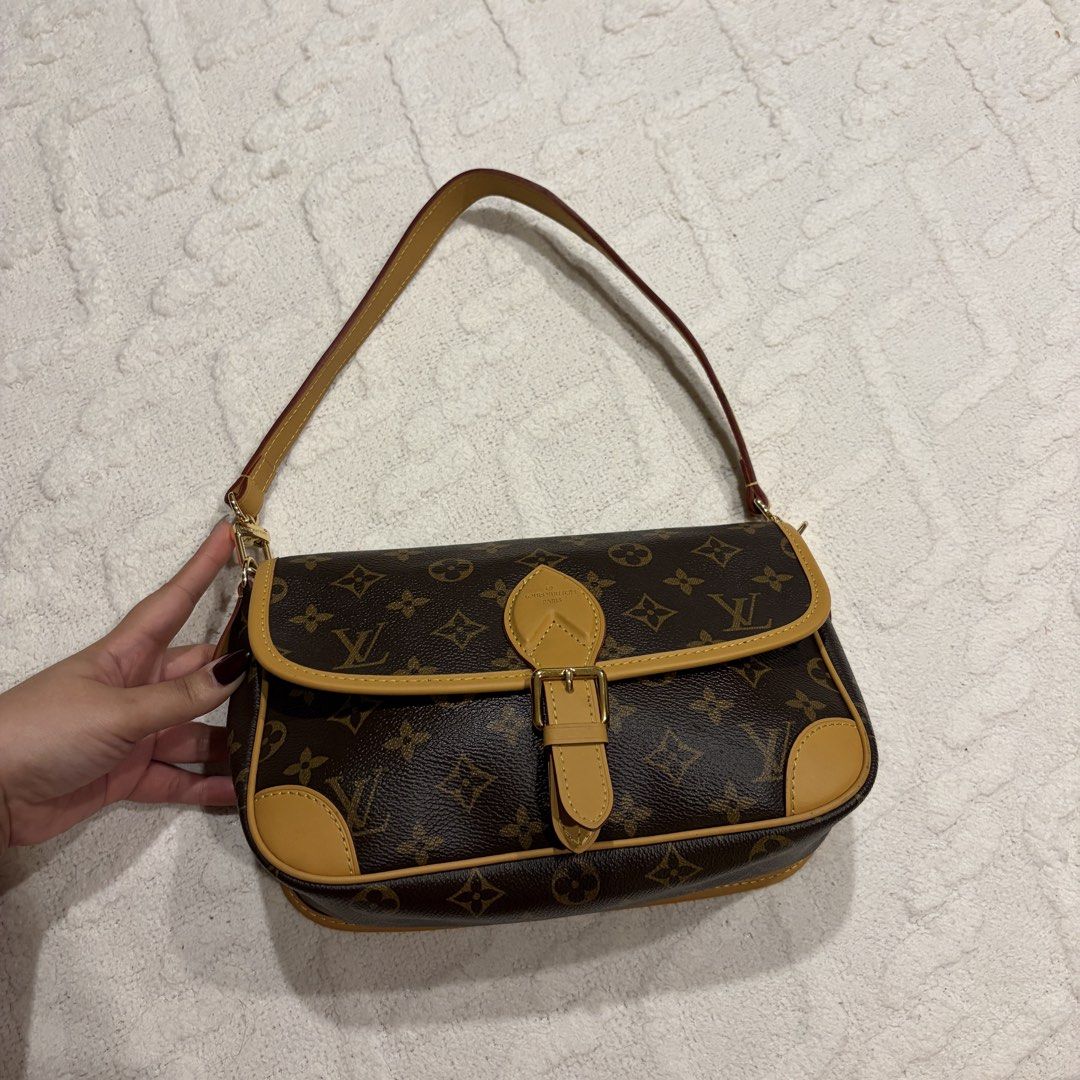 Louis Vuitton Monogram Canvas Diane Bag (Category: Shoulder Bags) located in Angeles City. Submitted by astravintage (Listing ID 1468217011, Image 1). Description: Kili bag nalang siya nawala na long strap, minor flaw sa likod may crack dun sa pag open and close pag nafofold but not noticeable, ganda ng pagka leather niya.