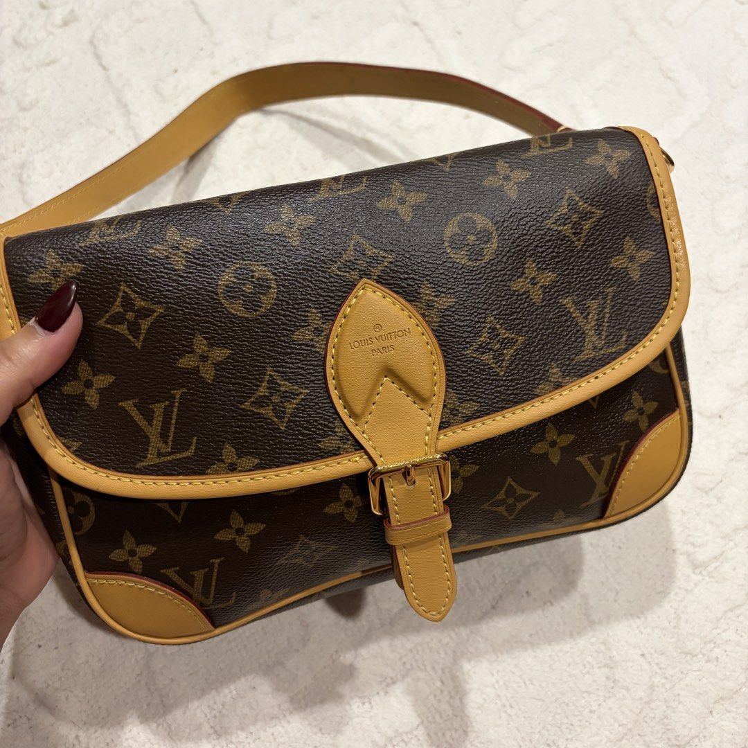 Louis Vuitton Monogram Canvas Diane Bag (Category: Shoulder Bags) located in Angeles City. Submitted by astravintage (Listing ID 1468217011, Image 2). Description: Kili bag nalang siya nawala na long strap, minor flaw sa likod may crack dun sa pag open and close pag nafofold but not noticeable, ganda ng pagka leather niya.