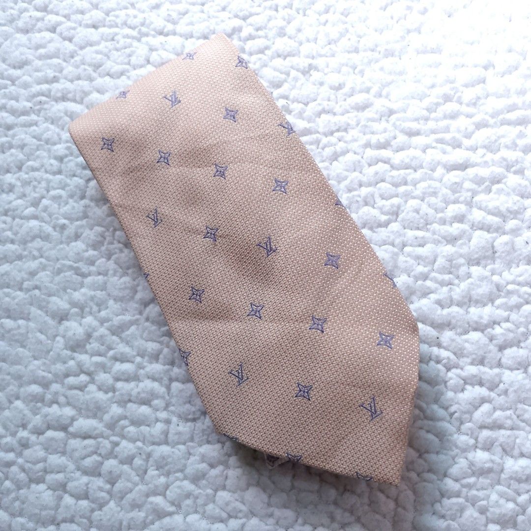 Louis Vuitton Monogram Silk Tie (Category: Ties) located in Tuguegarao City. Submitted by thriftedtreasures101.1 (Listing ID 1468071269, Image 3). Description: This item is a Beige base, patterned with the brand's classic LV initials and flower monogram motifs. It also includes the distinct square leather look monogram patch near the tip of the blade. 100% silk. Made in Italy. Slightly used, in good condition. Color may vary due to lighting. ‎ ‎�