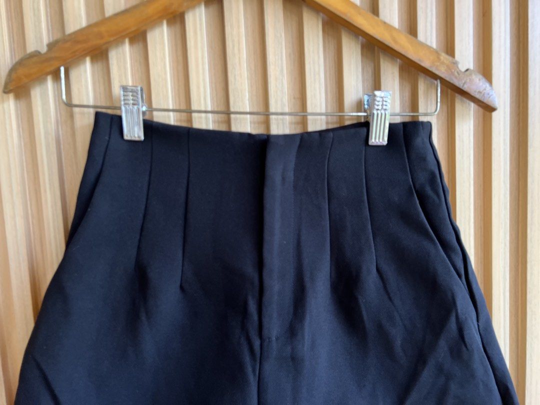 Love Bonito (Category: Shorts) located in Lipa City. Submitted by thyra06 (Listing ID 1468116323, Image 3). Description: Lb highwaist good as new size 28.