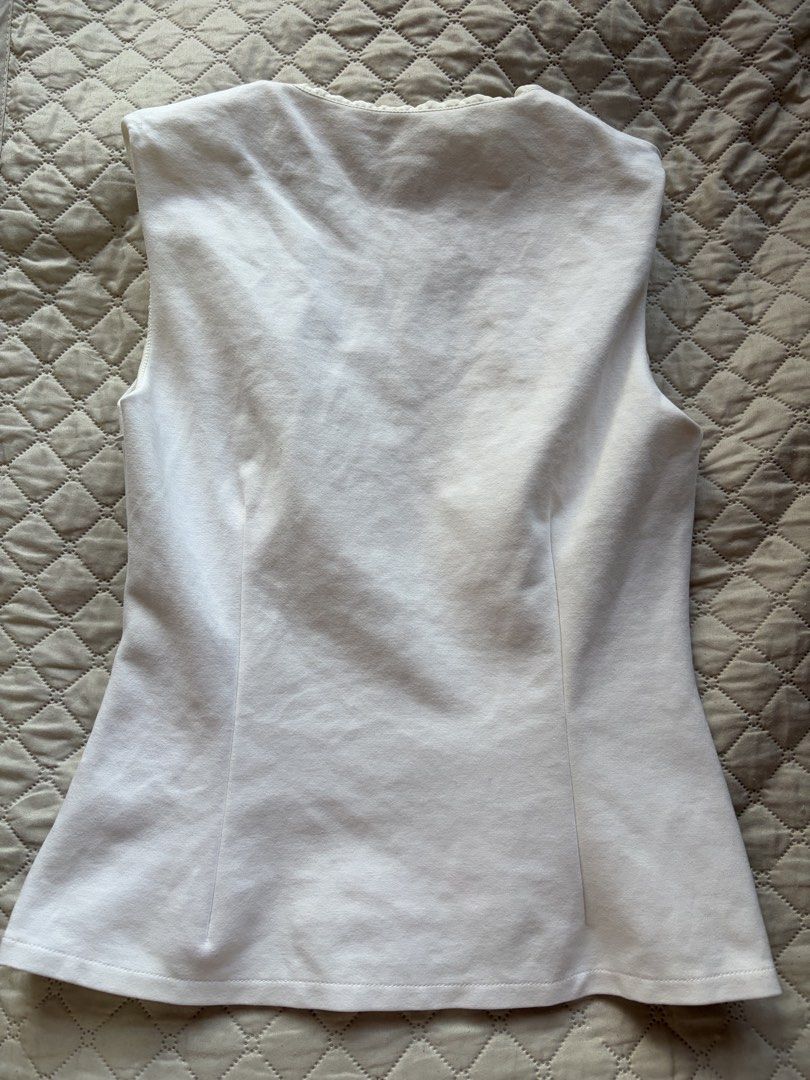 Love, Bonito Top (Category: Sleeveless) located in Makati City. Submitted by prelovedbydenn (Listing ID 1468140628, Image 3). Description: Love Bonito Allegra Square Neck Shell Top Color: White Size: M .