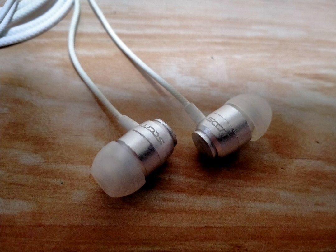 LUDOS IN EAR EARPHONE (Category: Earphones) located in Cabuyao City. Submitted by Bike_Clothing10 (Listing ID 1468163663, Image 3). Description: READ FIRST... FOR SALE: LUDOS IN EAR EARPHONE Excellent Condition Loud Sound Very solid and superb quality sound Volume Up/Down/Pause button working Legit PRICE: 1K + SF PICK UP OR SHIPPING LOCATION: Cabuyao Laguna -NO COD/COP- DM📩.