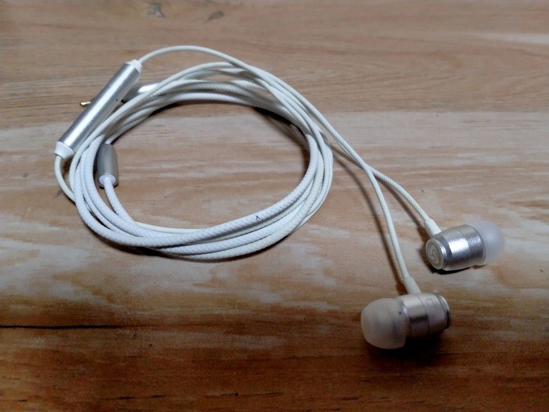 LUDOS IN EAR EARPHONE (Category: Earphones) located in Cabuyao City. Submitted by Bike_Clothing10 (Listing ID 1468163663, Image 2). Description: READ FIRST... FOR SALE: LUDOS IN EAR EARPHONE Excellent Condition Loud Sound Very solid and superb quality sound Volume Up/Down/Pause button working Legit PRICE: 1K + SF PICK UP OR SHIPPING LOCATION: Cabuyao Laguna -NO COD/COP- DM📩.