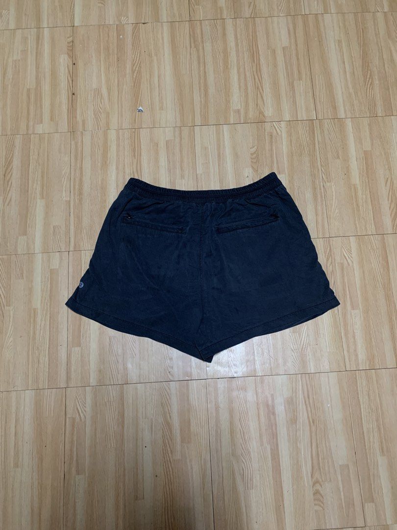 LULULEMON & GO KEEP SAKE PLEATED SHORTS (Category: Activewear) located in Rizal. Submitted by uniii_011 (Listing ID 1468217295, Image 1). Description: SIZE 8 NO ISSUE.