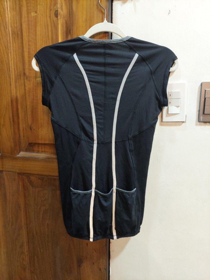 LULULEMON CYCLING JERSEY TOP (Category: Activewear) located in San Pedro. Submitted by cyanide.slug.cat (Listing ID 1468187937, Image 2). Description: medium 32-40" bust 22-26" length.