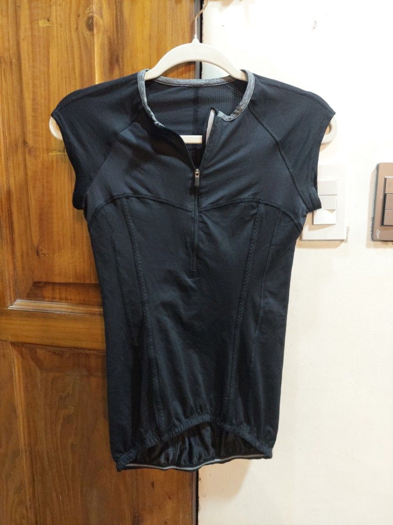 LULULEMON CYCLING JERSEY TOP (Category: Activewear) located in San Pedro. Submitted by cyanide.slug.cat (Listing ID 1468187937, Image 1). Description: medium 32-40" bust 22-26" length.