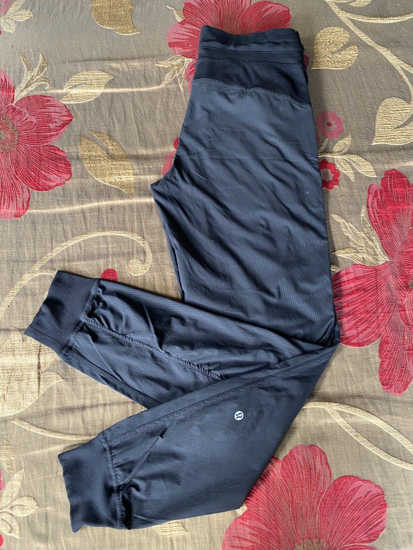 Lululemon dance studio jogger (Category: Activewear) located in Balete. Submitted by shimien02 (Listing ID 1468073192, Image 2). Description: Excellent condition color rate 9/10 waist 28( flexible) Length 40.