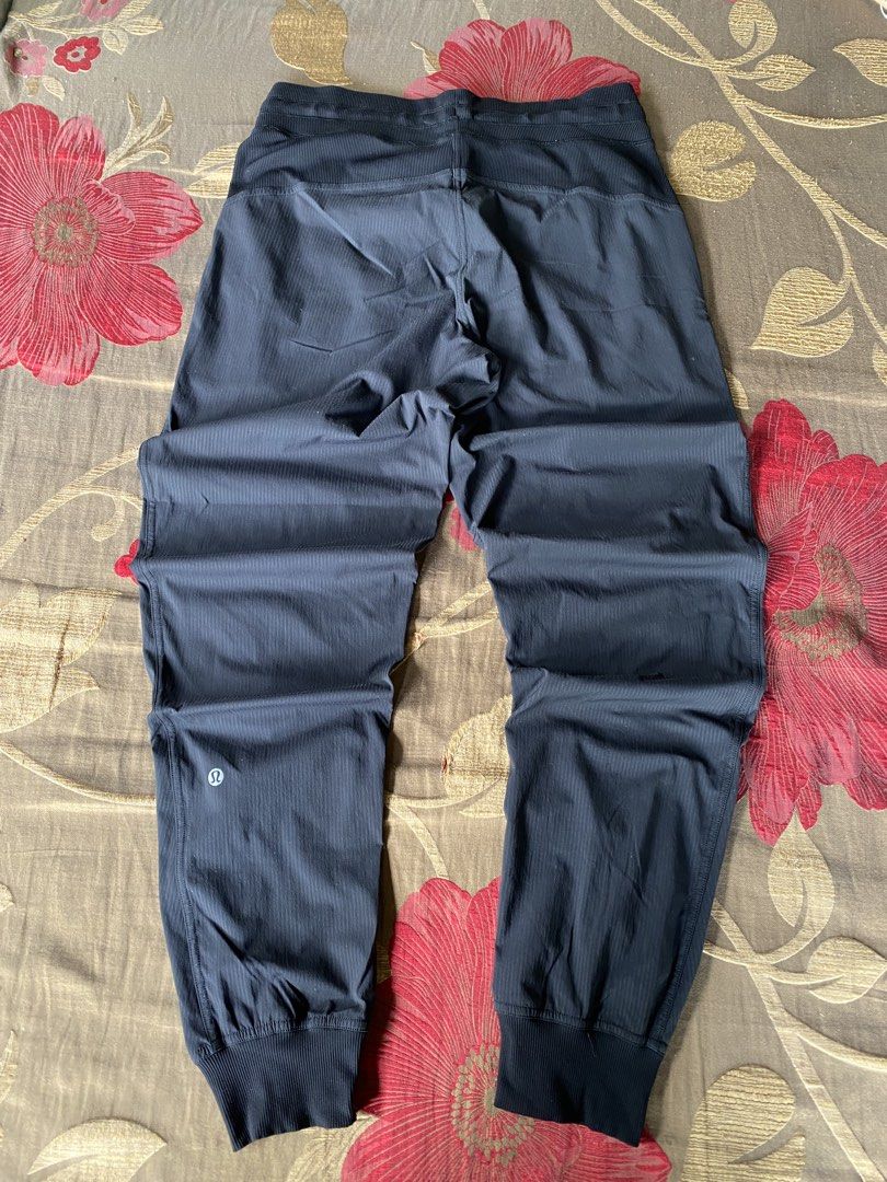 Lululemon dance studio jogger (Category: Activewear) located in Balete. Submitted by shimien02 (Listing ID 1468073192, Image 3). Description: Excellent condition color rate 9/10 waist 28( flexible) Length 40.