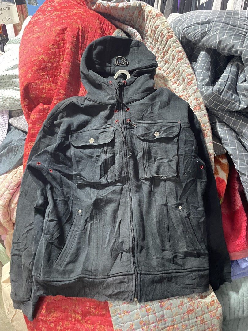 lululemon hoodie (Category: Coats, Jackets and Outerwear) located in Alabel. Submitted by rynz_ (Listing ID 1468088803, Image 1). Description: lululemon hoodie size xl.