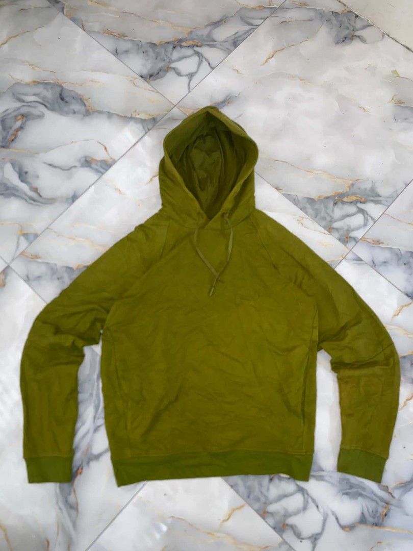 Lululemon Olive Green Hoodie Size M (Authentic) (Category: Hoodies) located in Trinidad. Submitted by thrifter1997 (Listing ID 1468064785, Image 1). Description: Colorate: 9.8/10✅ Condition:9.8/10✅ - Brand: Lululemon - Color: Olive Green - Size: Medium (tag inside collar) - Features: Drawstring hood, ribbed cuffs, and subtle stamped logo on sleeve hem - Material: Soft fabric with great stretch.