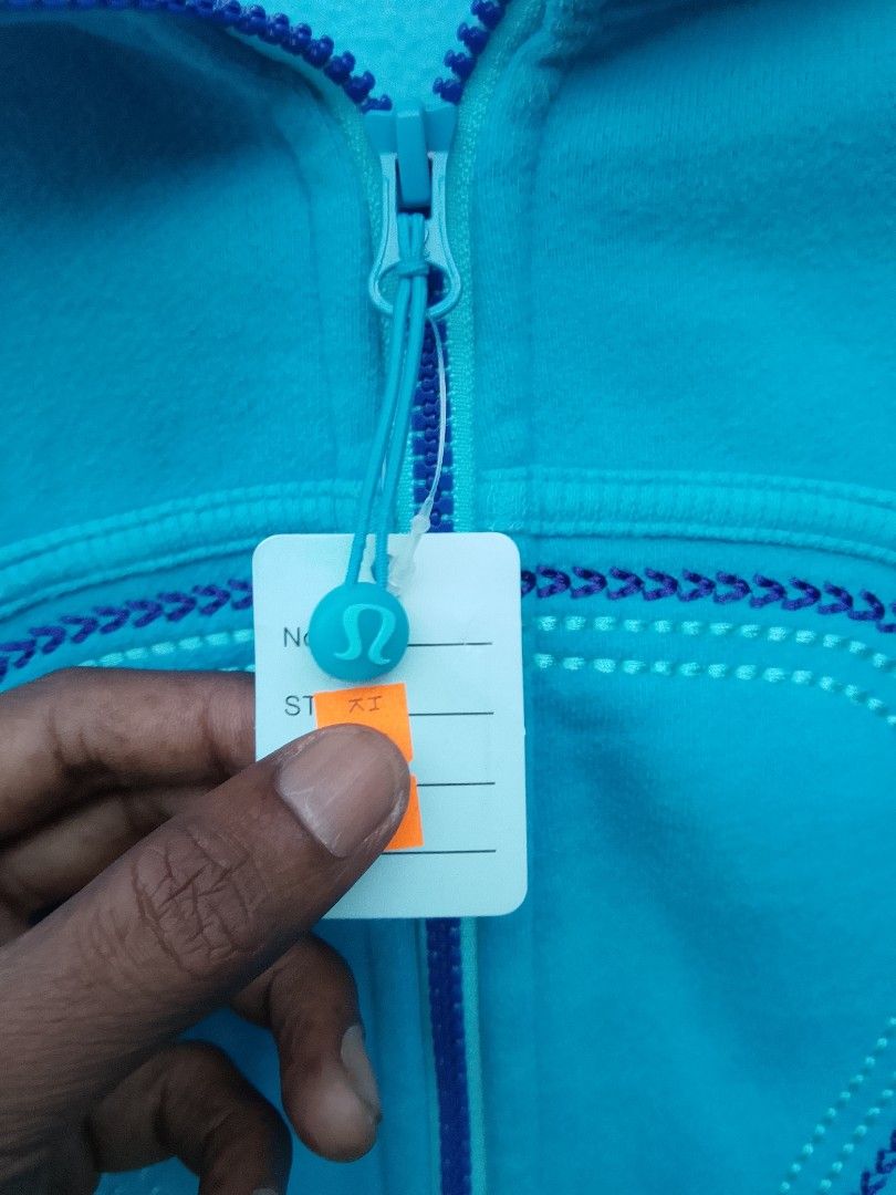 Lululemon scuba hoodie (Category: Coats, Jackets and Outerwear) located in Bayombong. Submitted by jeffreybee (Listing ID 1468214118, Image 3). Description: dot 4 no flaws.