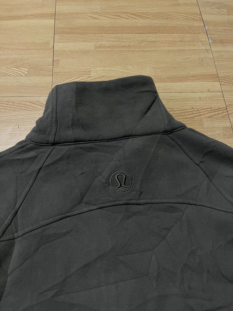 Lululemon Scuba Oversized Crop (Category: Coats, Jackets and Outerwear) located in Angeles City. Submitted by brkebys (Listing ID 1468081725, Image 2). Description: Width: 21 Length: 21 Very good condition.