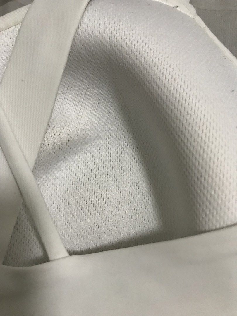 Lululemon Seamless Sportsbra (Category: Activewear) located in Manila. Submitted by freshlemon58885 (Listing ID 1468279135, Image 3). Description: Unnoticeable small color transfer Over all in very good condition XL Super soft and Comfy Built in pads Size:15.5 inch Laid Flat .