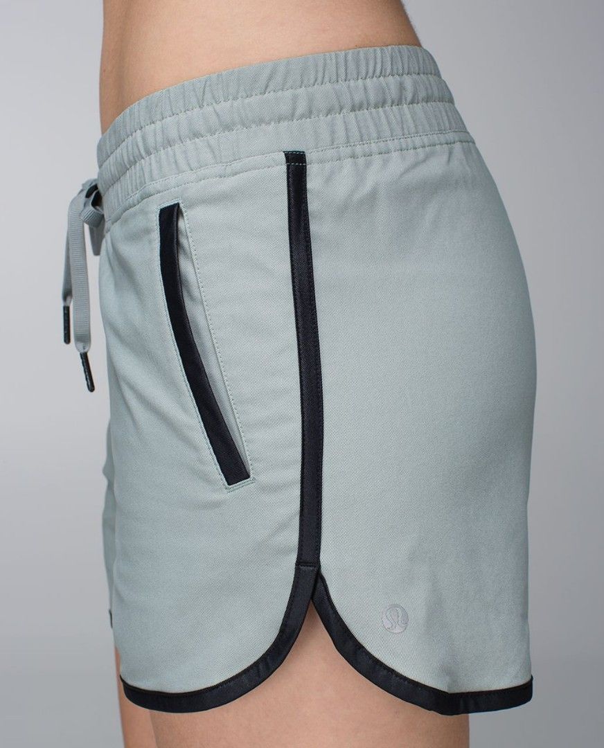 LULULEMON VARSITY SHORTS IN BLACK (Category: Activewear) located in San Pedro. Submitted by cyanide.slug.cat (Listing ID 1468180121, Image 3). Description: small 26-32" waist 11" length.