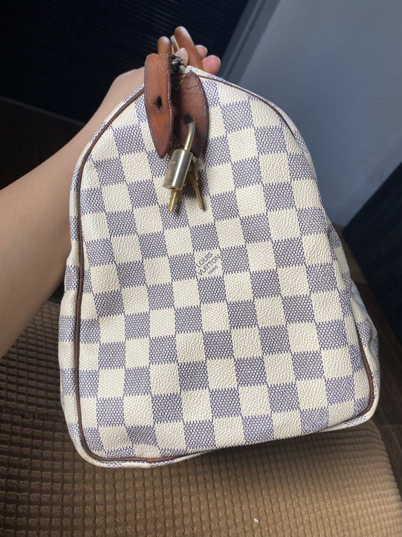 Lv azure 35 (Category: Luxury Apparel) located in Tagum. Submitted by amarasluxbag (Listing ID 1468281013, Image 2). Description: With lock and key May mgaflaws na po sa handle piping at sa zip ,leather But matibay pa nmn.