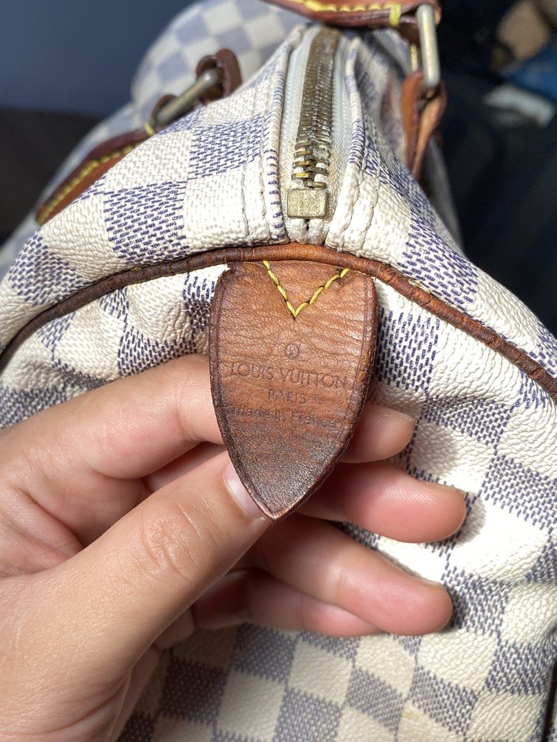 Lv azure 35 (Category: Luxury Apparel) located in Tagum. Submitted by amarasluxbag (Listing ID 1468281013, Image 3). Description: With lock and key May mgaflaws na po sa handle piping at sa zip ,leather But matibay pa nmn.