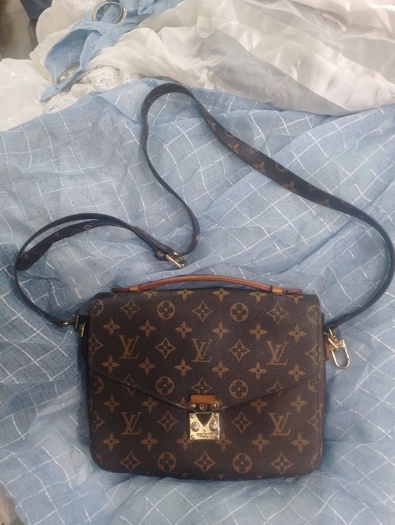 LV BAG (Category: Shoulder Bags) located in Bacolod City. Submitted by slurpy_thrift (Listing ID 1468207024, Image 1). Description: .