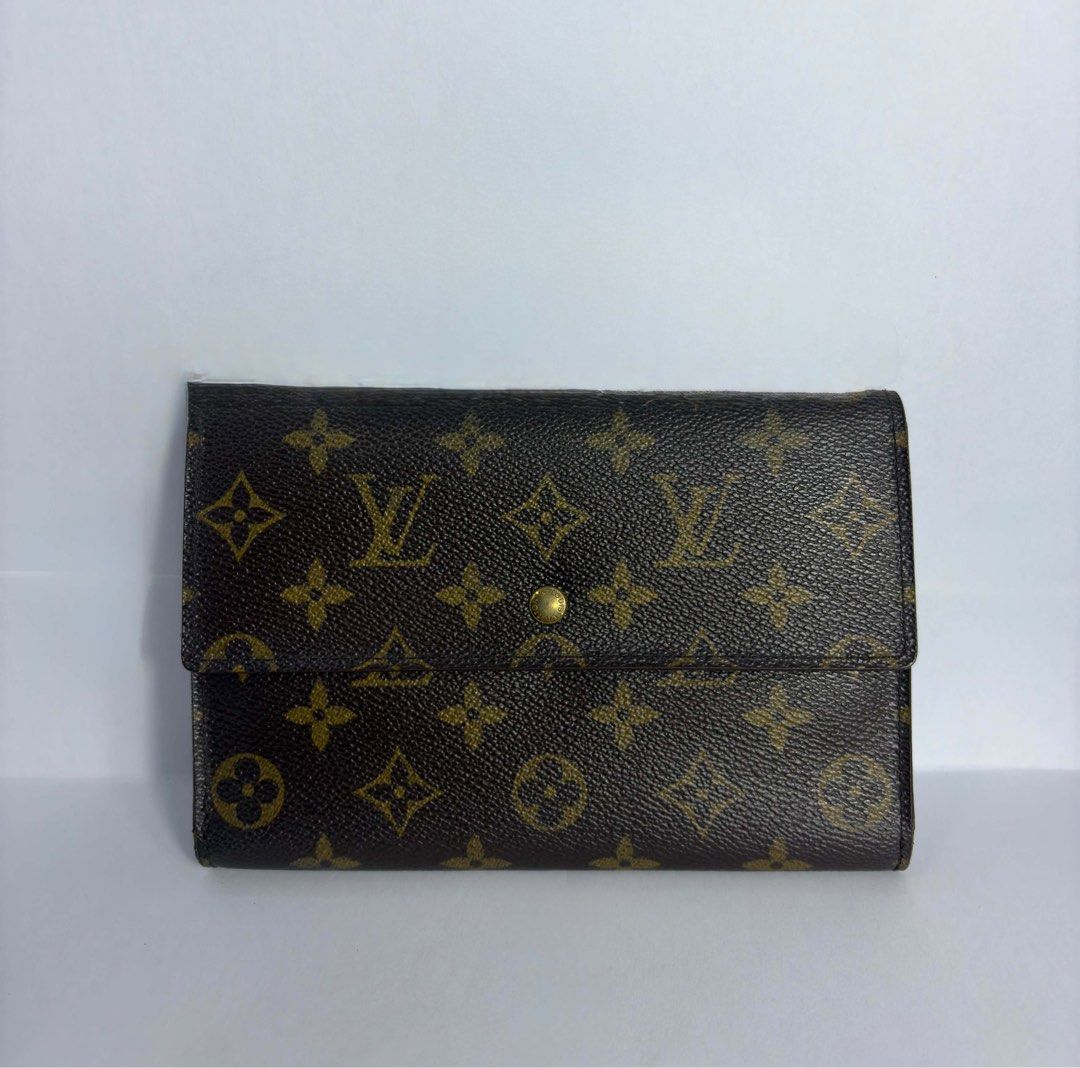 LV wallet (Category: Wallets & Card holders) located in Pasig City. Submitted by fajardorelovedluxury (Listing ID 1468140702, Image 1). Description: Peeling inside pockets not visible when you open the wallet. Great condition aside from the peeling .