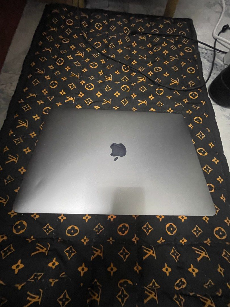 macbook pro i7 2019 1TB ssd 16Gb ram (Category: Laptops & Notebooks) located in Manila. Submitted by hometechieonlineshop (Listing ID 1468282621, Image 2). Description: macbook pro i7 2019 16gb ram 1tb ssd 13-inch battery mblis malowbat no fingerprint with charger.