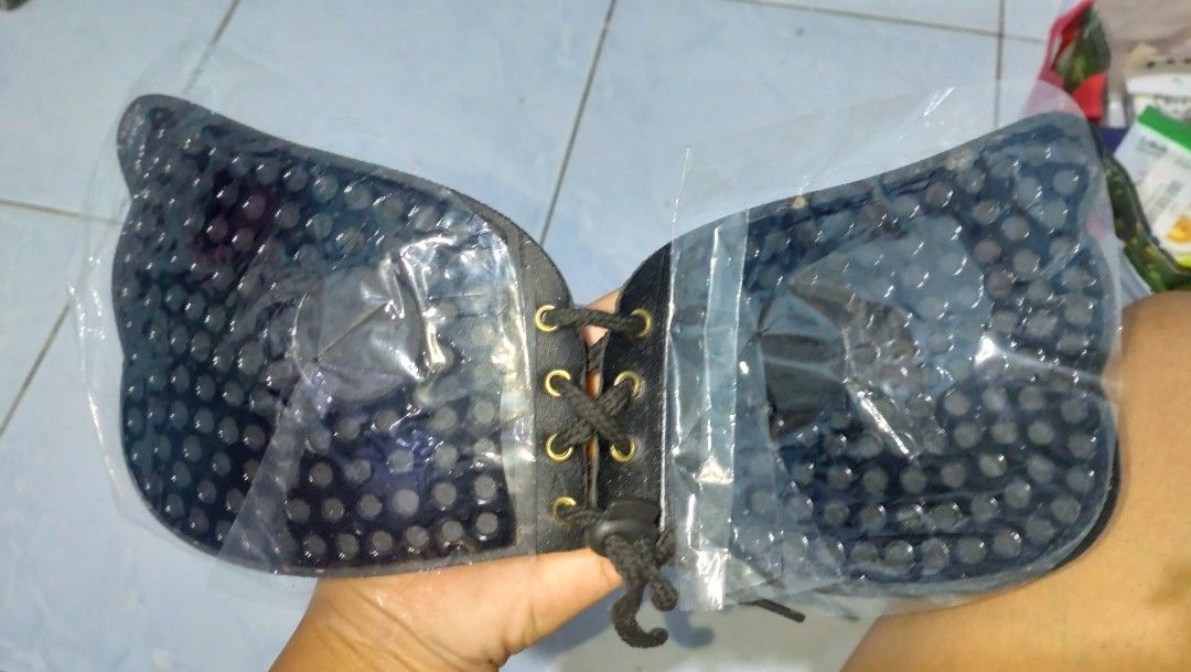 Magic Push up bra and nipple tape set (Category: Undergarments & Loungewear) located in Valenzuela. Submitted by diane.35 (Listing ID 1468099871, Image 2). Description: Black strapless sticky bra with front drawstring closure. Silicone inner lining with textured dots for strong grip. Includes plastic protective covers and round nipple pasties in packaging. Great for backless or low-cut outfits. Straps let you adjust cleavage easily..