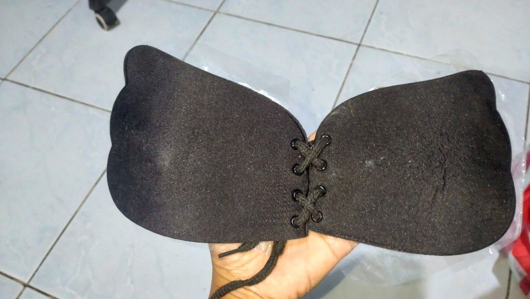 Magic Push up bra and nipple tape set (Category: Undergarments & Loungewear) located in Valenzuela. Submitted by diane.35 (Listing ID 1468099871, Image 1). Description: Black strapless sticky bra with front drawstring closure. Silicone inner lining with textured dots for strong grip. Includes plastic protective covers and round nipple pasties in packaging. Great for backless or low-cut outfits. Straps let you adjust cleavage easily..