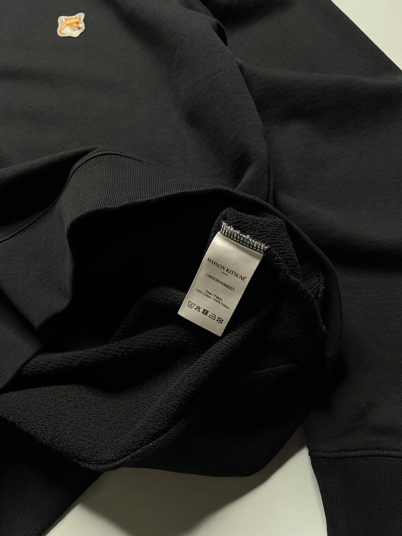 MAISON KITSUNE CREWNECK SWEATER (Category: Coats, Jackets and Outerwear) located in Cebu City. Submitted by generics_dept (Listing ID 1468196013, Image 3). Description: Width: 22 Length: 29 Good as new Flawless 9.9/10 Parang brand new lang naka save kapa sa shipping from abroad.