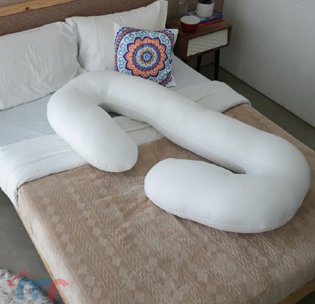 Mandaue Foam Maternity Pillow (Category: Maternity Care) located in Paranaque City. Submitted by galithea17 (Listing ID 1468257524, Image 2). Description: - Brand: Mandaue Foam - Color: Crisp white - Design: C-shaped for complete back, belly, hips, and neck support - Material: Soft fabric cover with plush filling - Ideal for: Pregnancy comfort and extra lounging support RFS: Moving out / decluttering DM for faster transaction .