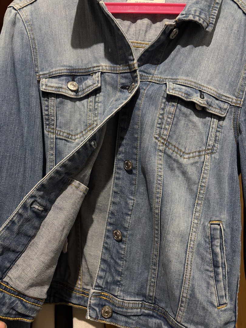 Mango Denim Jacket (Category: Coats, Jackets and Outerwear) located in San Pedro. Submitted by matchlant_ (Listing ID 1468183509, Image 3). Description: Size xs In good condition Rfs: di na ginagamit Loc: San Pedro, Laguna.