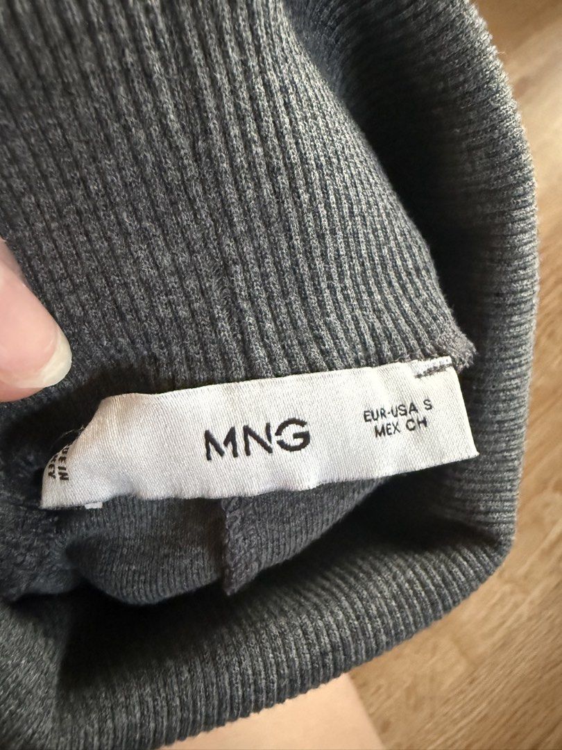 MANGO (MNG) SLEEVELESS TURTLENECK TOP (Category: Sleeveless) located in Las Pinas. Submitted by coolthreadz (Listing ID 1468168263, Image 2). Description: 🩶 MANGO (MNG) SLEEVELESS TURTLENECK TOP 🏷️ Brand: MANGO (MNG) 📏 Size: Small (S) 🎨 Color: Dark Heather Gray ✨ Details: * Classic sleeveless turtleneck design * Ribbed, fold-over neckline * Soft knit fabric * Minimalist and timeless style * Straight-cut silhouette * Perfect for layering or we