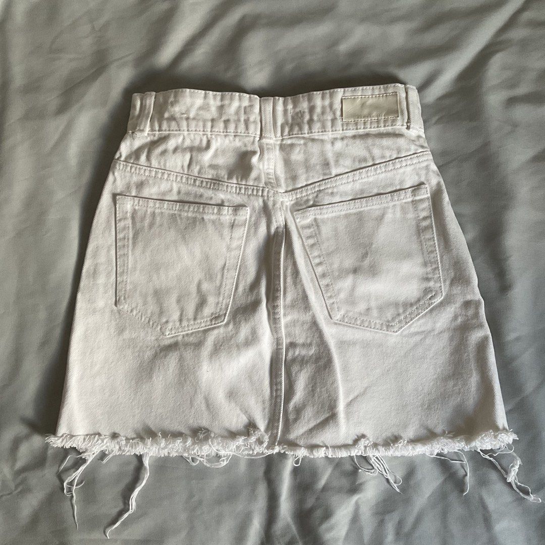 Mango White Denim Skirt (Category: Skirts) located in Quezon City. Submitted by declutter.chek (Listing ID 1468154042, Image 3). Description: Fits W24 Thick excellent quality With small stain on pocket see pic.