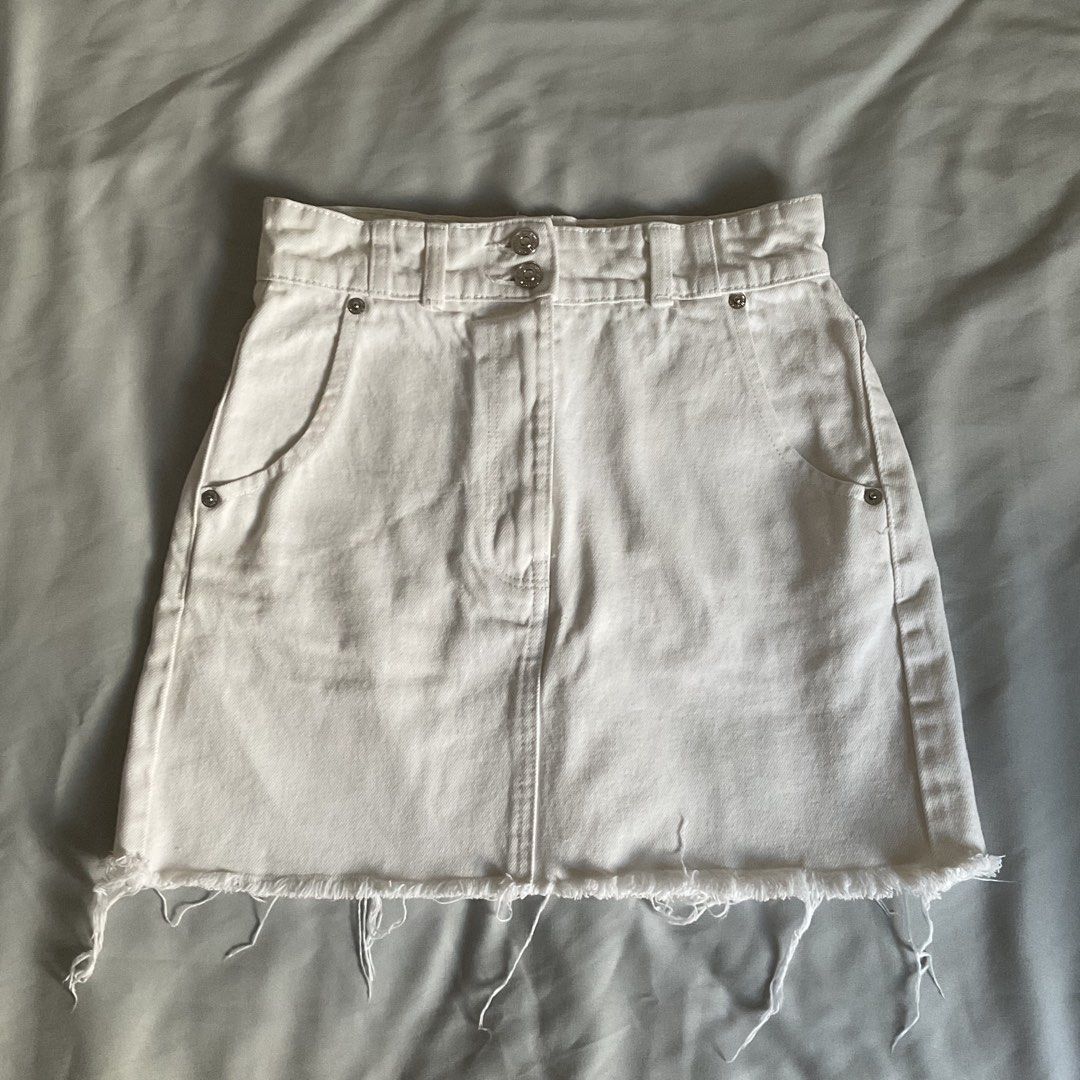 Mango White Denim Skirt (Category: Skirts) located in Quezon City. Submitted by declutter.chek (Listing ID 1468154042, Image 1). Description: Fits W24 Thick excellent quality With small stain on pocket see pic.