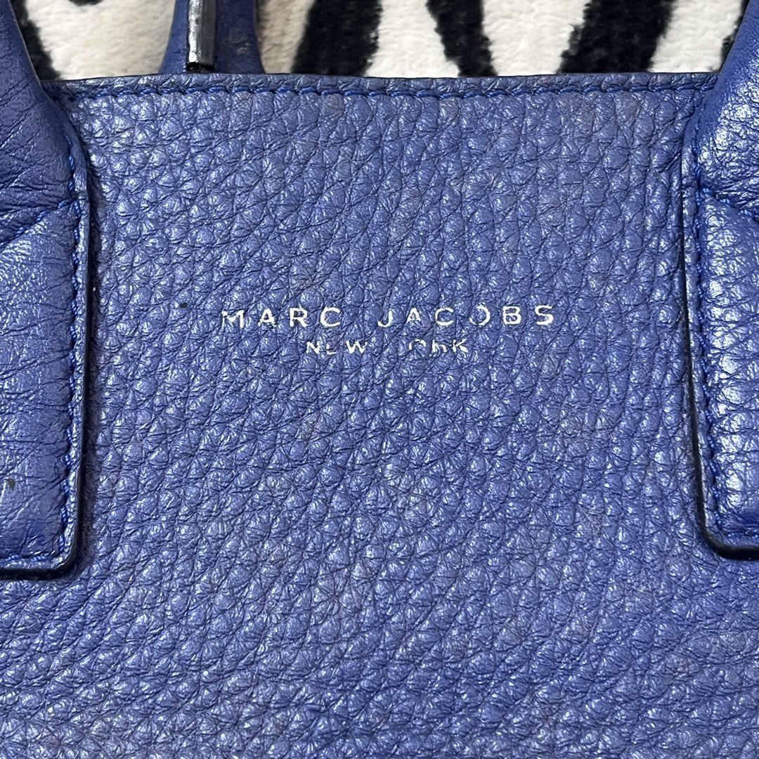 Marc jacobs leather bag (Category: Beach Bags) located in Manila. Submitted by royaldripmanila (Listing ID 1468237290, Image 2). Description: Sign of usage W15 L12.