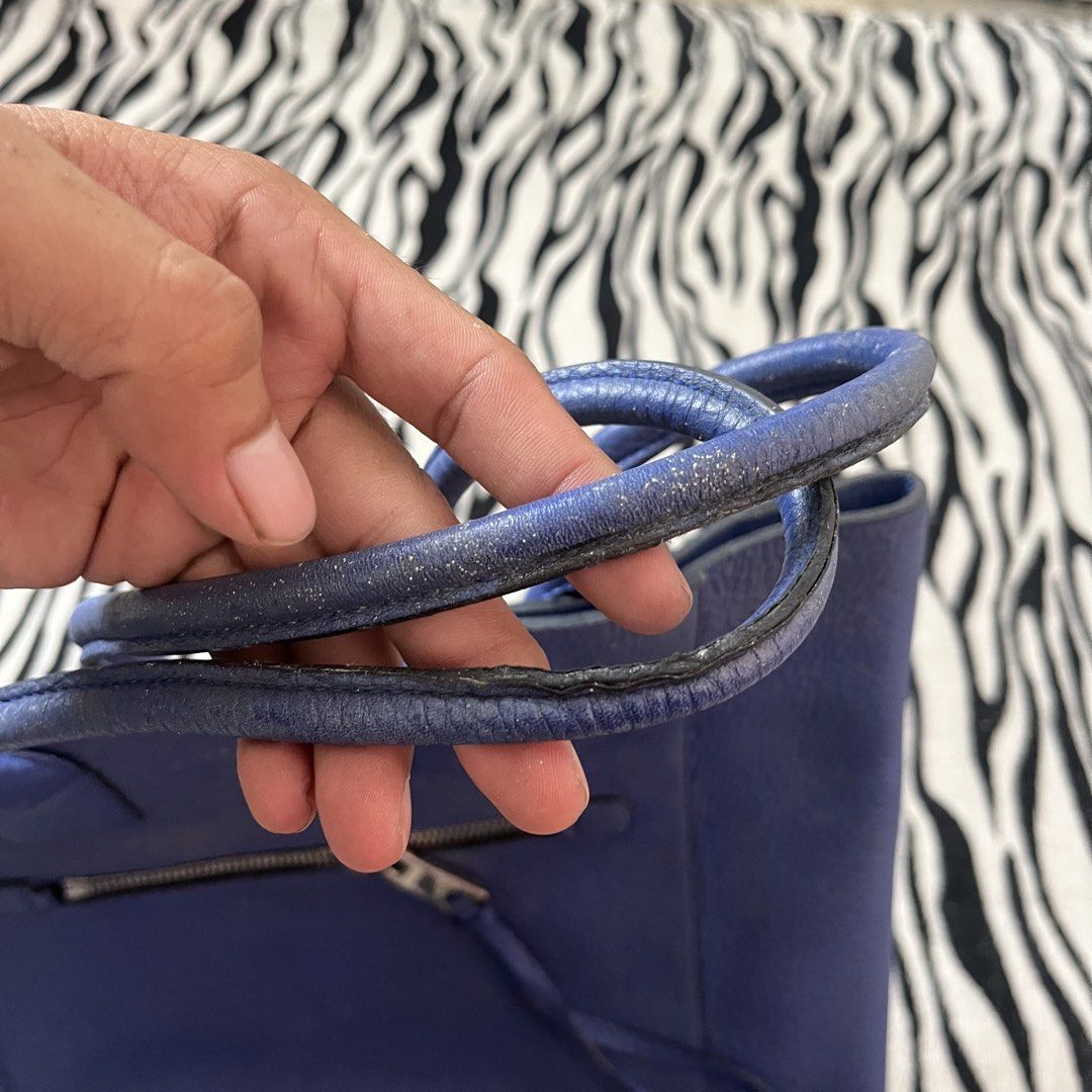 Marc jacobs leather bag (Category: Beach Bags) located in Manila. Submitted by royaldripmanila (Listing ID 1468237290, Image 3). Description: Sign of usage W15 L12.